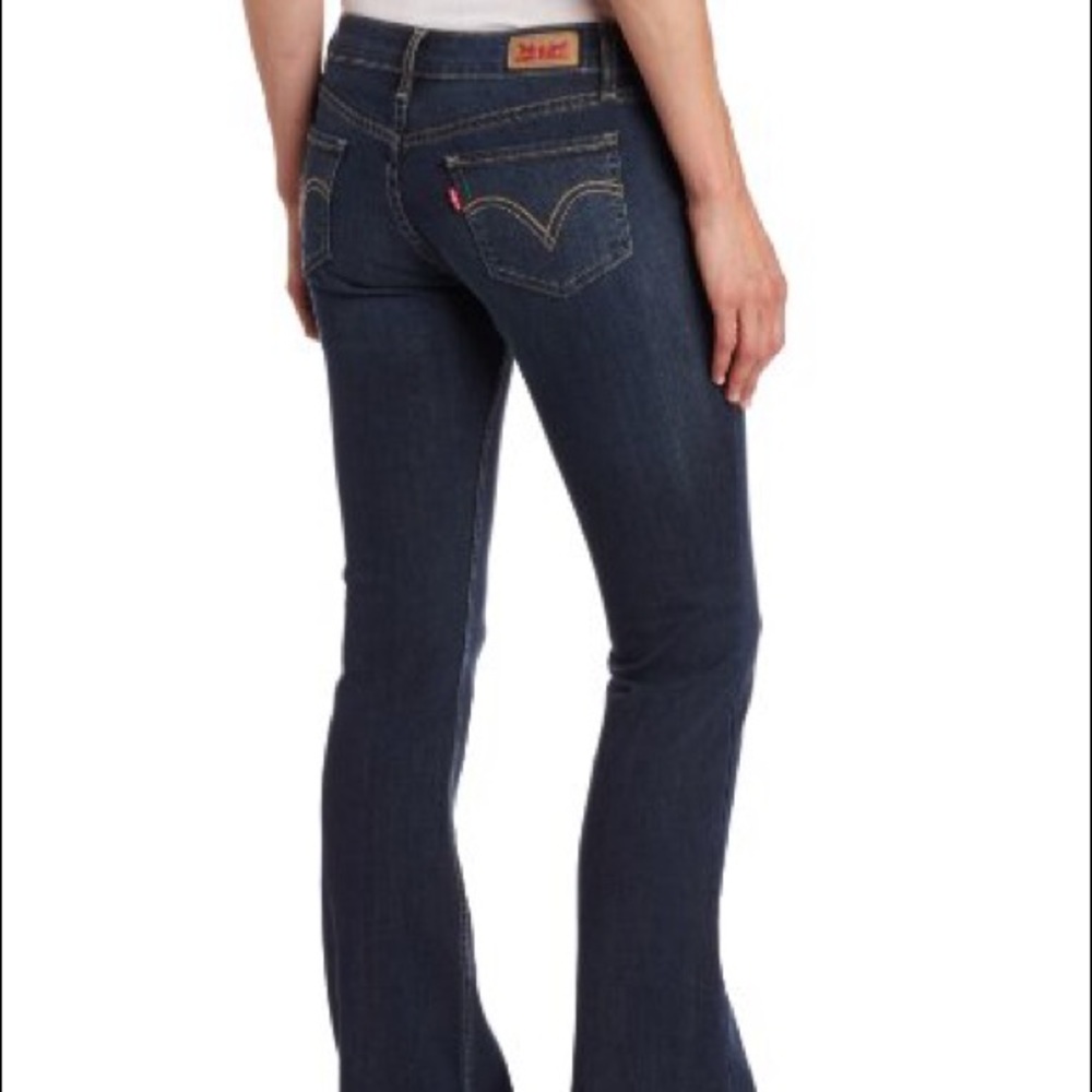 Women’s (juniors) Levi jeans.